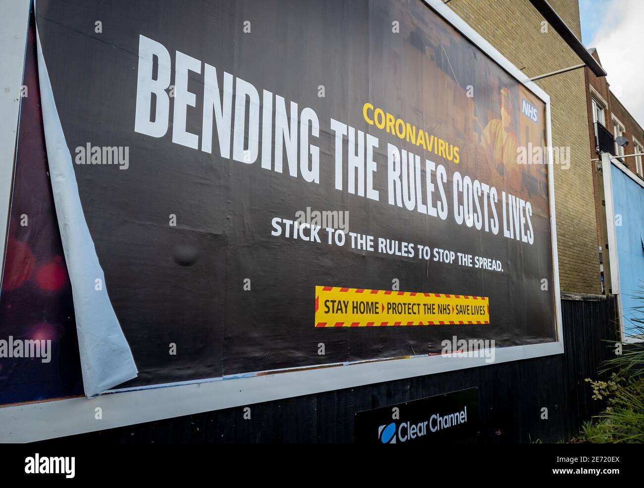Eine große Regierung Covid-19 Plakatwand Anzeige, die der Öffentlichkeit erklärt, die nationalen Sperrregeln nicht zu biegen. Stockfoto