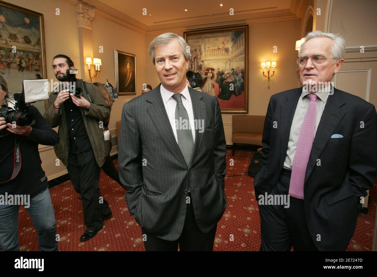 Vincent Bollore und Philippe Labro nach einer Pressekonferenz am 6. februar 2007 in Paris, um eine neue kostenlose Zeitung "Matine Plus" zu präsentieren, die von Bollore Group und Le Monde in Zusammenarbeit mit anderen Zeitungen Le Midi Libre, Le Progres, la Provence, Sud-Ouest und La Voix du Nord schaffen das Netzwerk "Villes Plus", die kostenlose Zeitungen in Montpellier, Lyon, Marseille, Bordeaux und Lille. Foto von Mousse/ABACAPRESS.COM Stockfoto