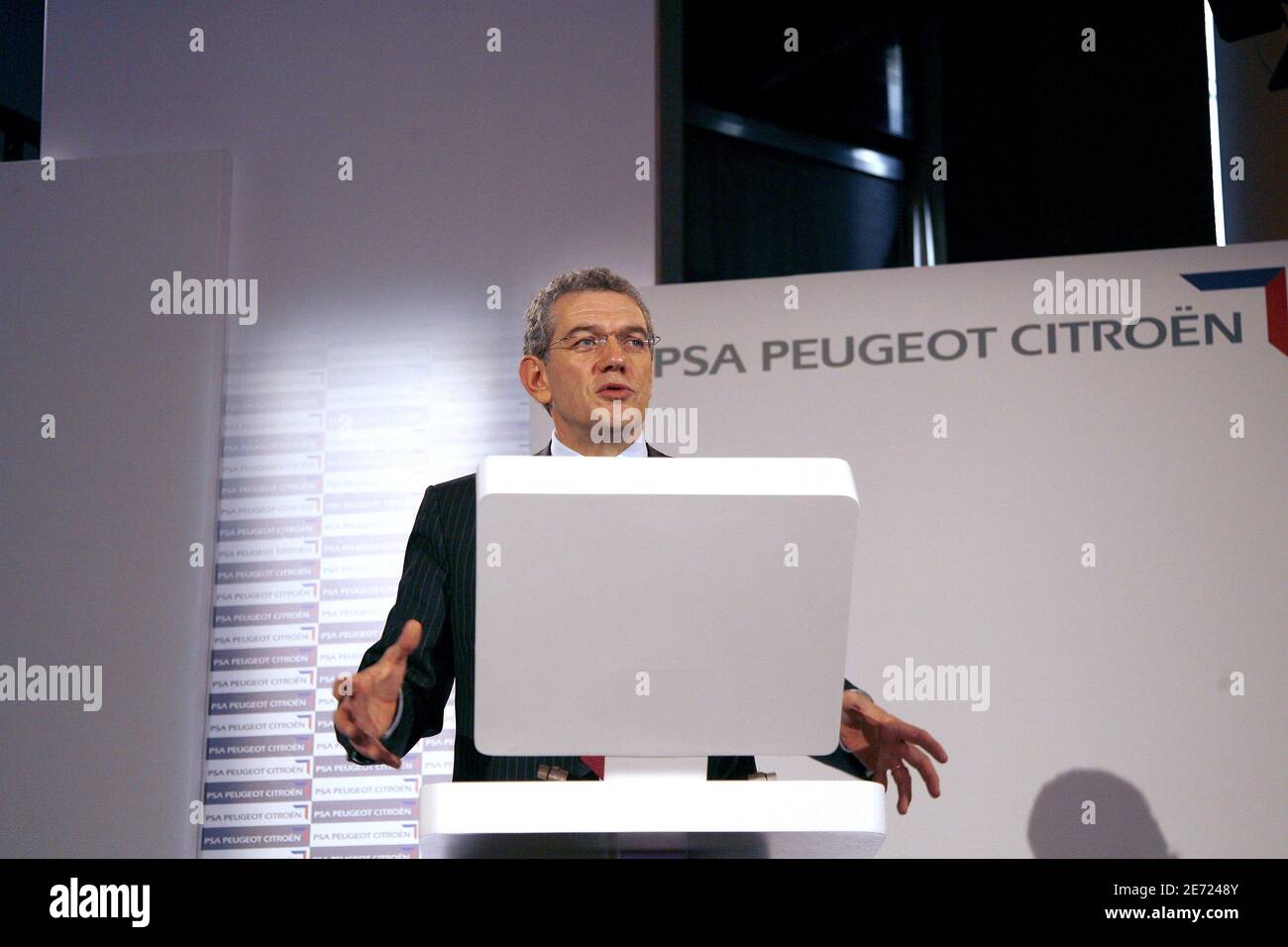 Christian Streiff, Vorsitzender des PSA Peugeot Citroen Vorstands, hält am 7. Februar 2007 in Paris, Frankreich, eine Pressekonferenz zur Bekanntgabe der Finanzergebnisse 2006 ab. Foto von Thierry Orban/ABACAPRESS.COM Stockfoto