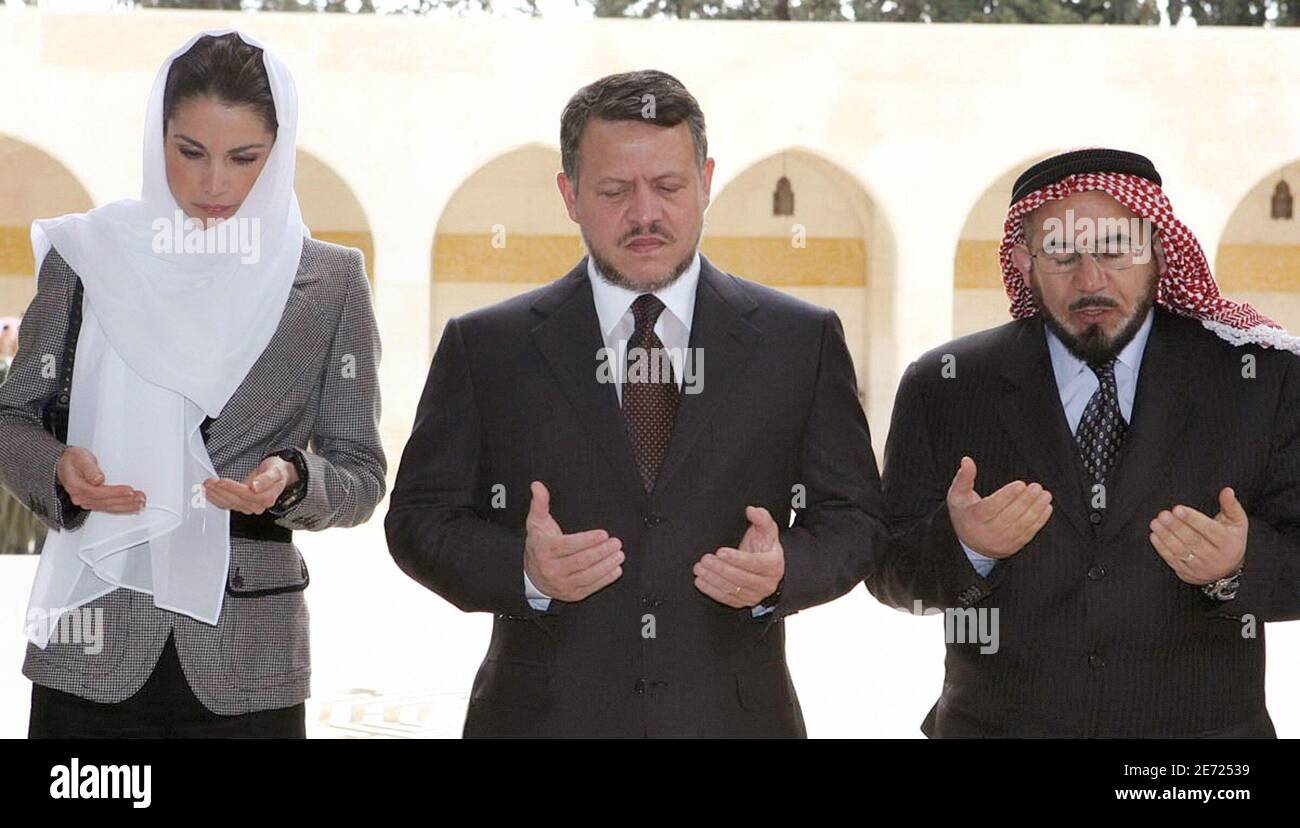 Jordaniens König Abdullah II. Und Königin Rania beten am 7. Februar 2007 auf dem verstorbenen König Hussein-Grab im Königlichen Friedhof in Amman. König Hussein starb vor 8 Jahren, am 7. Februar 1999. Foto von Balkis Press/ABACAPRESS.COM Stockfoto