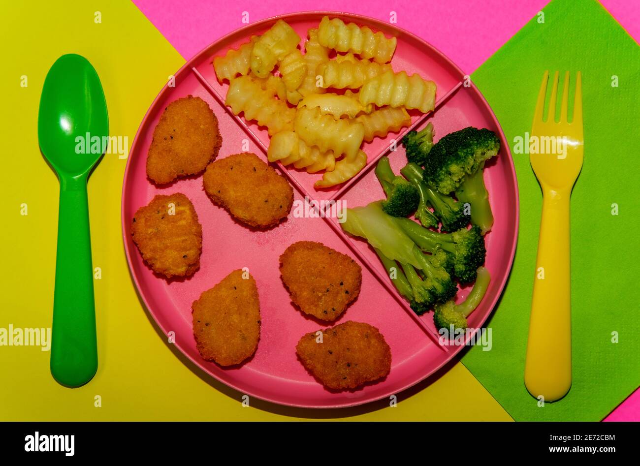 Zu Hause Schule Huhn Nugget Mittagessen auf Tablett mit serviert pommes Frites und Brokkoli Stockfoto