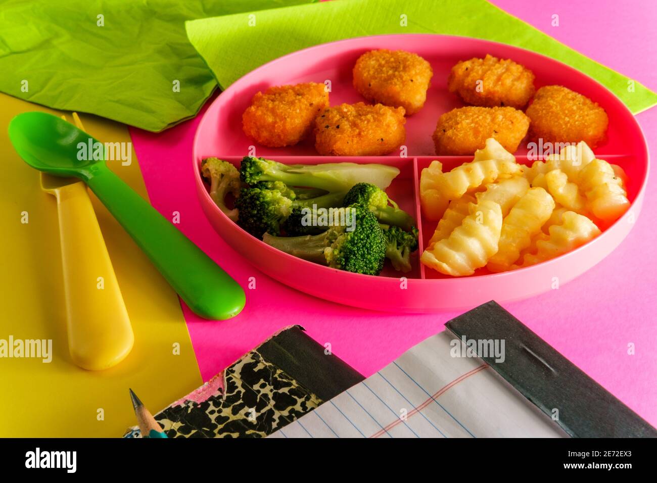 Zu Hause Schule Huhn Nugget Mittagessen auf Tablett mit serviert pommes Frites und Brokkoli Stockfoto