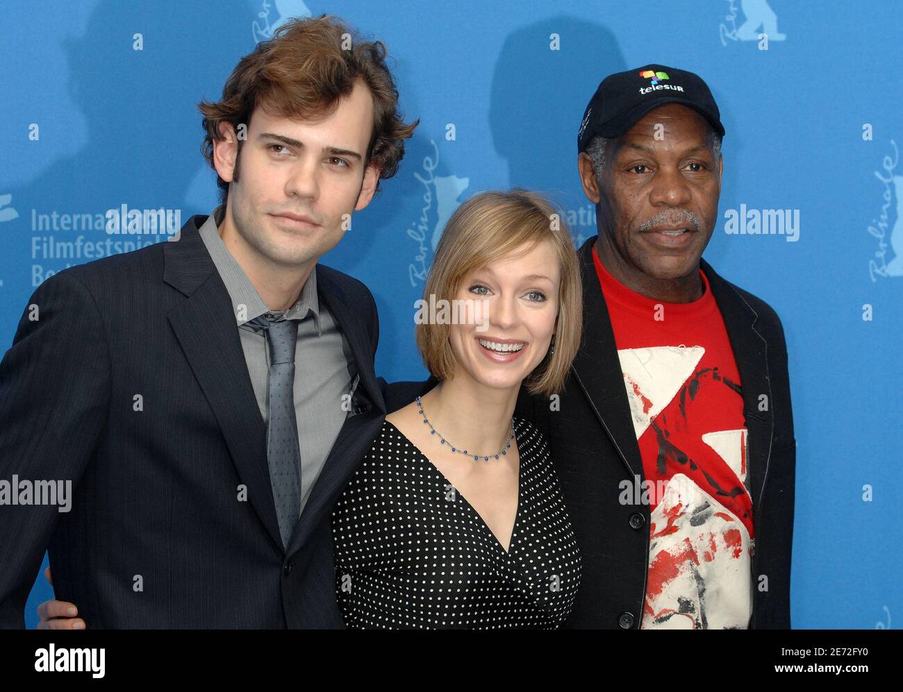 Die kanadischen Schauspieler Laura Regan (C), Rossif Sutherland (L) und der US-Schauspieler Danny Glover posieren für die Fotografen während einer Fotoschau für den Film "Poor Boy's Game" auf der 57. Internationalen Filmfestspiele "Berlinale" in Berlin am 13. Februar 2007. Foto von Christophe Guibbaud/ABACAPRESS.COM Stockfoto