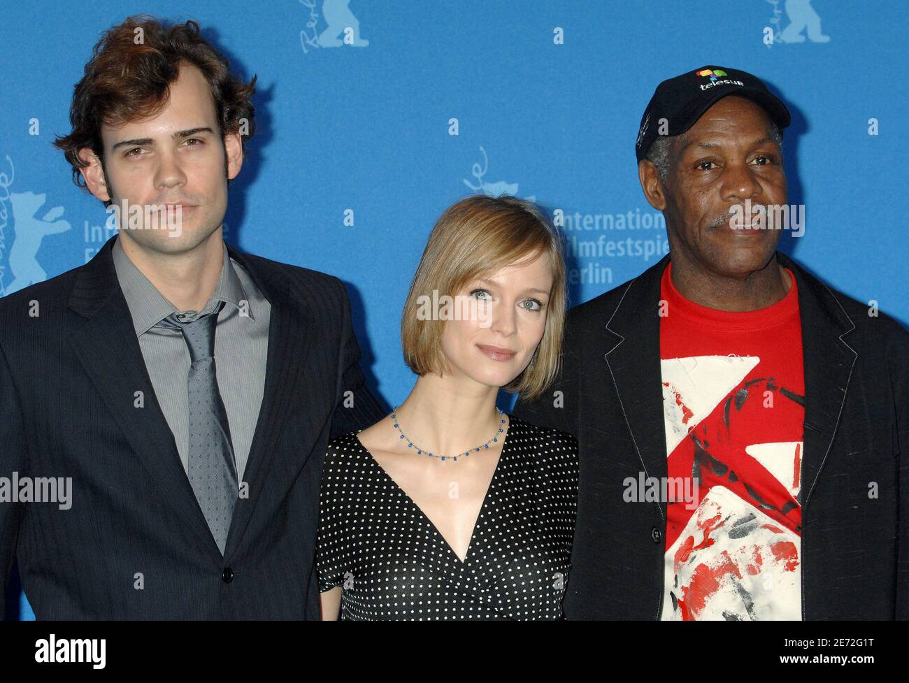 Die kanadischen Schauspieler Laura Regan (C), Rossif Sutherland (L) und der US-Schauspieler Danny Glover posieren für die Fotografen während einer Fotoschau für den Film "Poor Boy's Game" auf der 57. Internationalen Filmfestspiele "Berlinale" in Berlin am 13. Februar 2007. Foto von Christophe Guibbaud/ABACAPRESS.COM Stockfoto