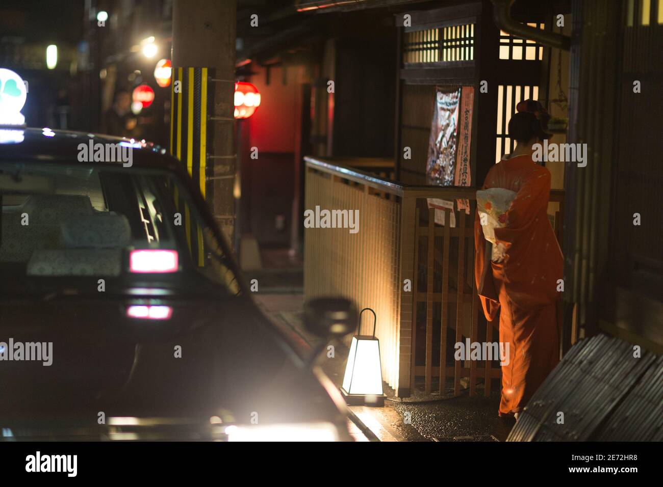 Geisha in Gion Betreten Teehaus in der Nacht Stockfoto