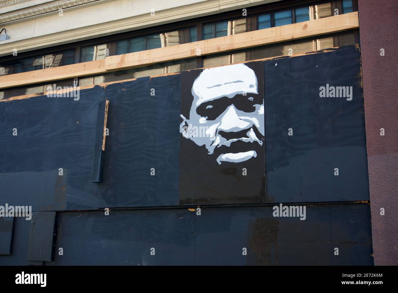 17. Oktober 2020. Gemälde von George Floyds Gesicht, Black Lives Matter Street Art Wandbild, auf verklebten Fenstern. Market Street, San Francisco, CA, USA Stockfoto