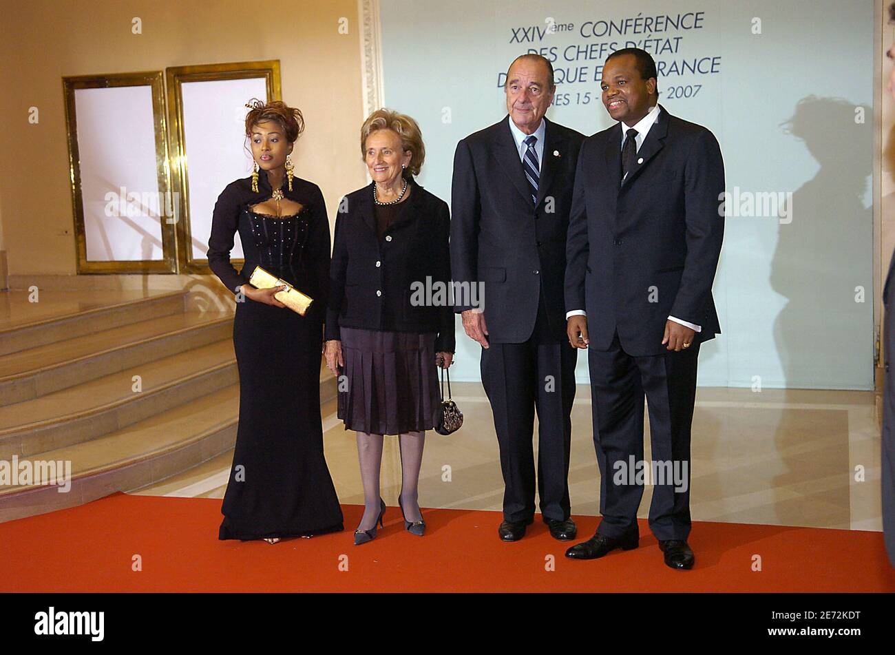Der französische Präsident Jacques Chirac und seine Frau Bernadette begrüßen H.RH Mswati III. König von Swasiland und seine Frau beim offiziellen Abendessen während des 24. Afrika-Frankreich-Gipfels am 15. Februar 2007 in Cannes, Frankreich. Foto von Eric Tschaen/Pool/ABACAPRESS.COM Stockfoto