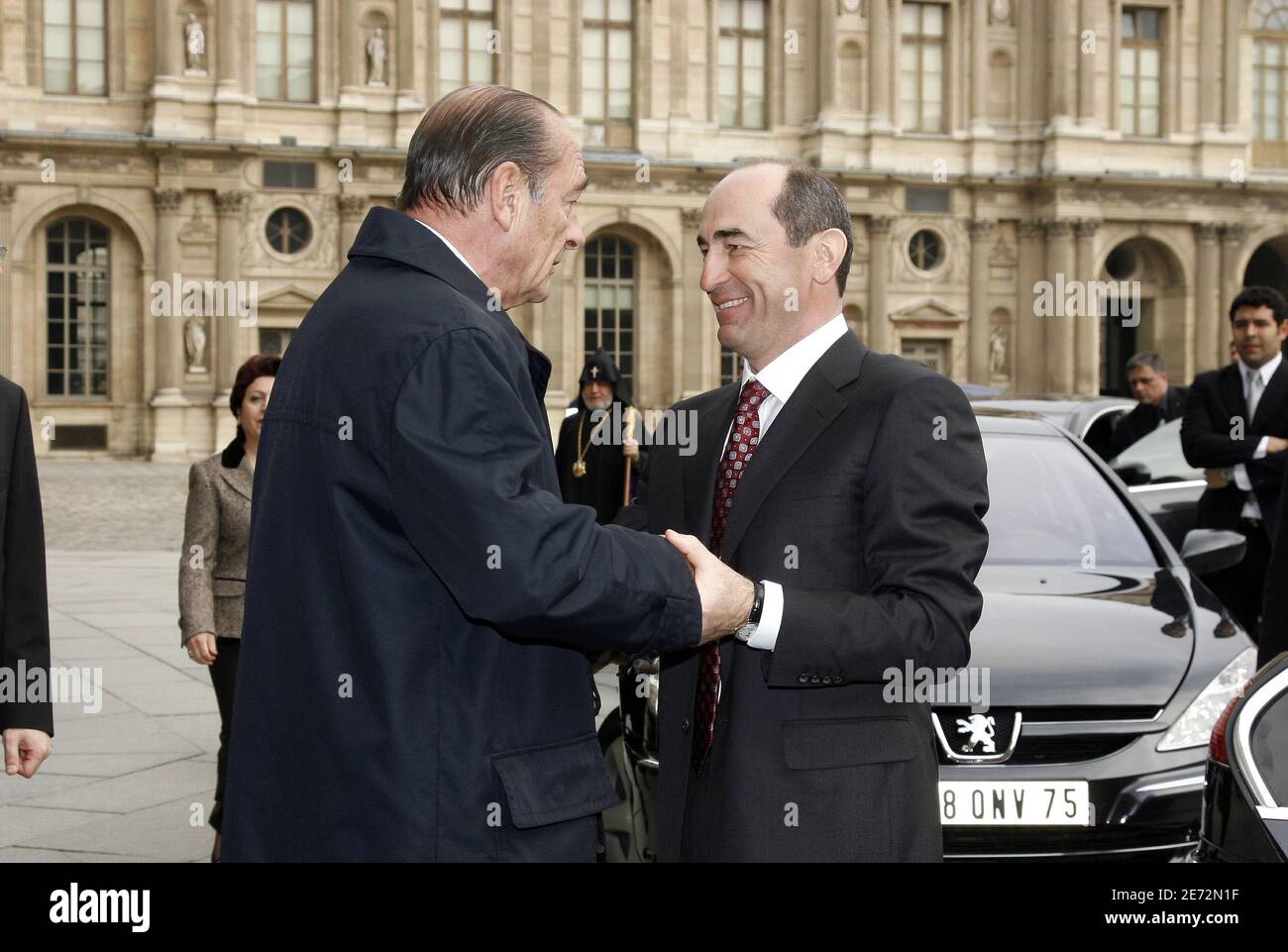 Jacques Chirac und der armenische Präsident Robert Kocharian besuchen die Ausstellung "Armenia Sacra" im Louvre, Paris Stockfoto