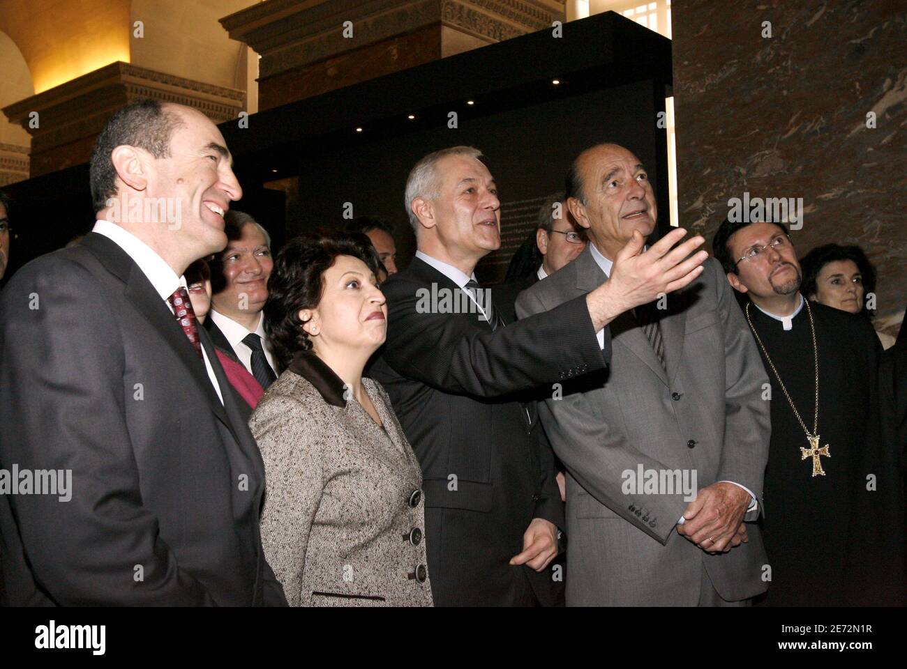 Jacques Chirac und der armenische Präsident Robert Kocharian besuchen die Ausstellung "Armenia Sacra" im Louvre, Paris Stockfoto