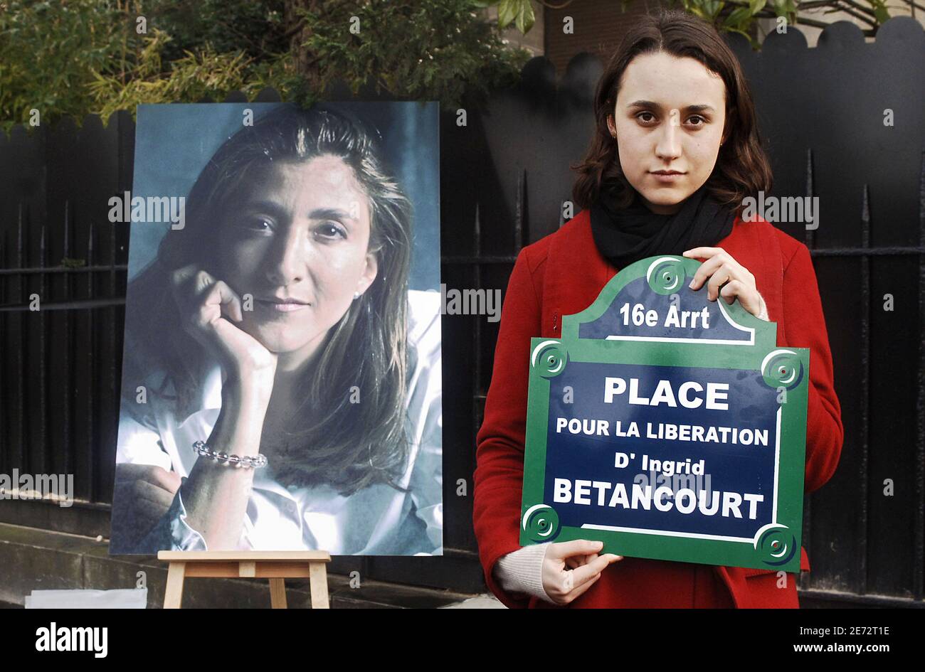 Ingrid Betancourts Tochter Melanie Betancourt nimmt am 23. Februar 2007 an der Einweihung eines Ortes Teil, der nach ihrer Mutter "Place Pour La Liberation D'Ingrid Betancourt" benannt ist. Sie bittet um die Freilassung von Ingrid Betancourt, einer französisch-kolumbianischen Politikerin, die 2002 von den Revolutionären Streitkräften Kolumbiens (FARC) entführt wurde. Foto von Giancarlo Gorassini/ABACAPRESS.COM Stockfoto