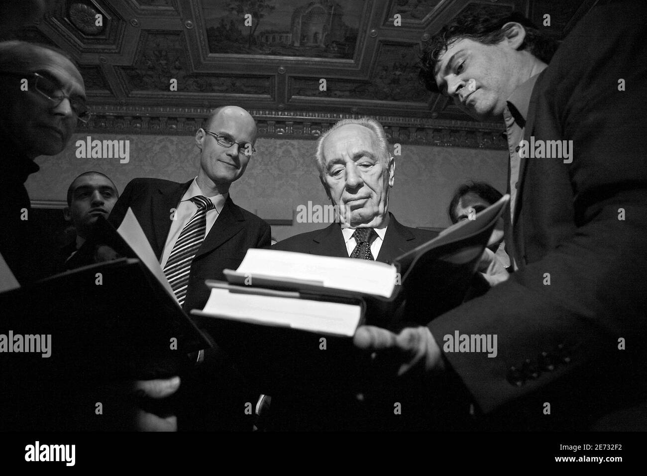 "Der israelische Vizepremierminister Shimon Peres signiert Kopien von "Shimon Peres: The Biography", geschrieben von Michael Bar-Zohar, während eines Cocktail-Empfangs für die US-Veröffentlichung des Buches am 26. Februar 2007 im französischen Konsulat in New York City, USA. Foto von Gerald Holubowicz/ABACAPRESS.COM' Stockfoto