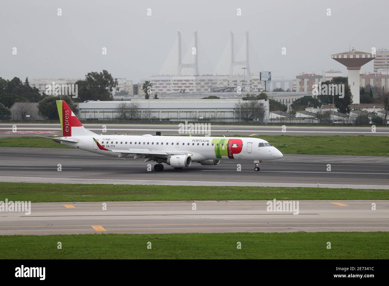 Lissabon, Portugal. Januar 2021. Ein FLUGZEUG DER TAP Air Portugal ist am 29. Januar 2021 auf dem internationalen Flughafen von Lissabon in Portugal zu sehen. Die portugiesische Regierung verlängert eine landesweite Sperre bis Mitte Februar und hat eine zweiwöchige Beschränkung der Auslandsreisen für ihre Staatsangehörigen angekündigt, da sie versucht, die besorgniserregende Ausbreitung des Coronavirus einzudämmen, das ihre Krankenhäuser über ihre Kapazitätsgrenzen hinaus bringt. Quelle: Pedro Fiuza/ZUMA Wire/Alamy Live News Stockfoto