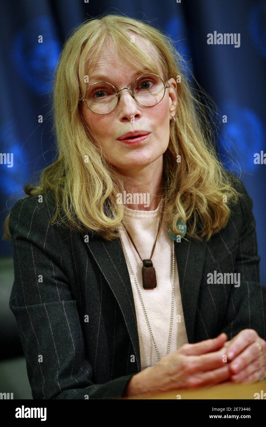 Die Schauspielerin Mia Farrow, UNICEF-Botschafterin für Kulanz, hält nach ihrem Besuch im Tschad und in der Zentralafrikanischen Republik am 27. Februar 2007 im UN-Hauptsitz in New York City, NY, USA, eine Pressekonferenz zur Lage in Darfur ab. Foto von Gerald Holubowicz/ABACAPRESS.COM Stockfoto