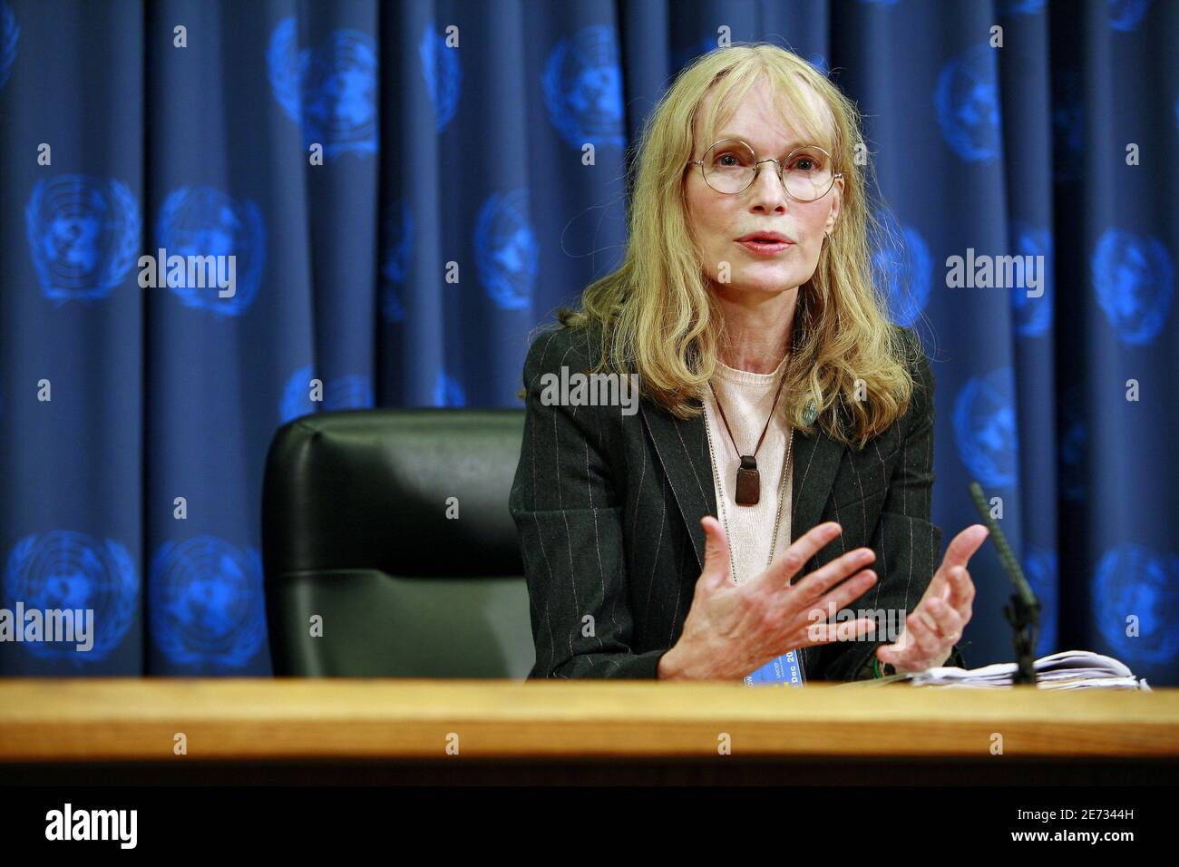 Die Schauspielerin Mia Farrow, UNICEF-Botschafterin für Kulanz, hält nach ihrem Besuch im Tschad und in der Zentralafrikanischen Republik am 27. Februar 2007 im UN-Hauptsitz in New York City, NY, USA, eine Pressekonferenz zur Lage in Darfur ab. Foto von Gerald Holubowicz/ABACAPRESS.COM Stockfoto