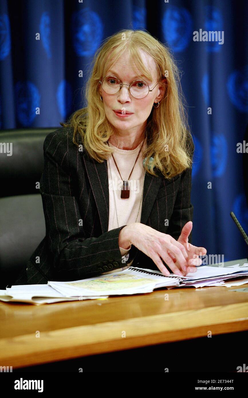 Die Schauspielerin Mia Farrow, UNICEF-Botschafterin für Kulanz, hält nach ihrem Besuch im Tschad und in der Zentralafrikanischen Republik am 27. Februar 2007 im UN-Hauptsitz in New York City, NY, USA, eine Pressekonferenz zur Lage in Darfur ab. Foto von Gerald Holubowicz/ABACAPRESS.COM Stockfoto