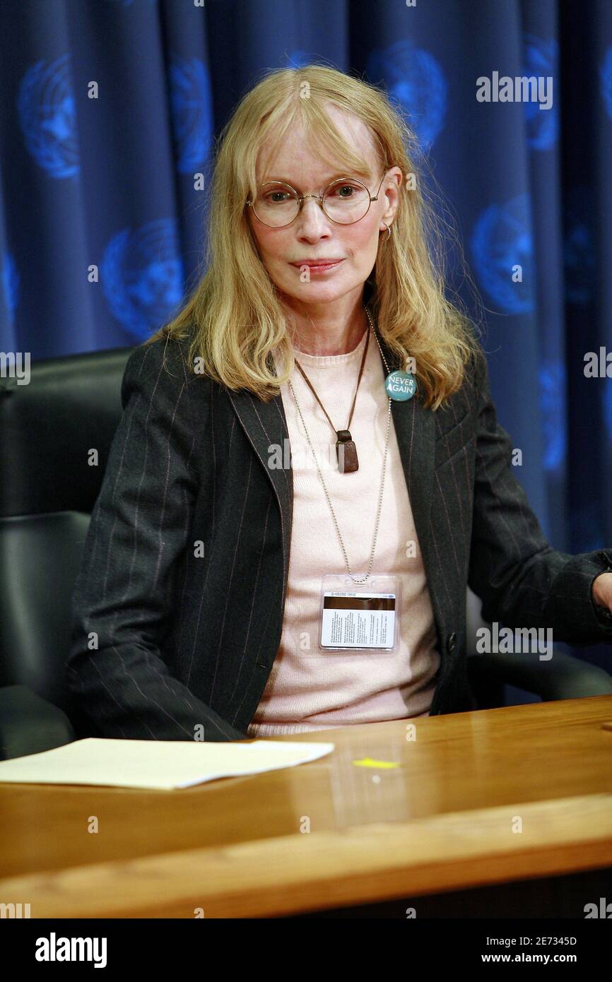 Die Schauspielerin Mia Farrow, UNICEF-Botschafterin für Kulanz, hält nach ihrem Besuch im Tschad und in der Zentralafrikanischen Republik am 27. Februar 2007 im UN-Hauptsitz in New York City, NY, USA, eine Pressekonferenz zur Lage in Darfur ab. Foto von Gerald Holubowicz/ABACAPRESS.COM Stockfoto