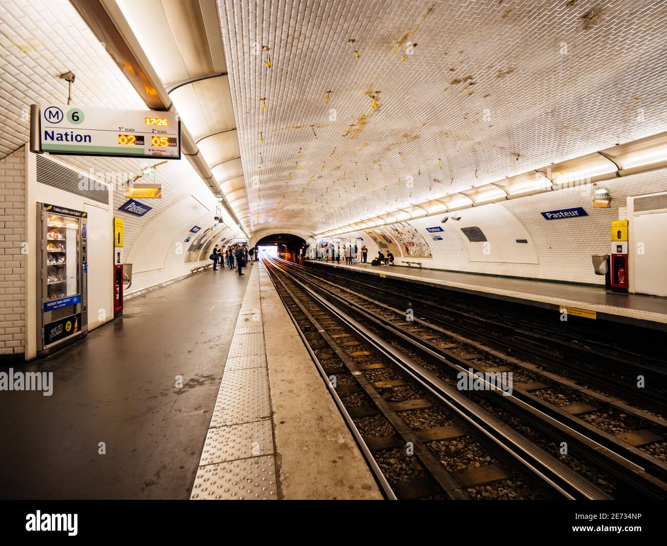 Paris, Frankreich - 13. Okt 2018: Pariser U-Bahn-Szene mit wenigen Pendlern Menschen warten auf den Zug an der Nation Station mit M6 Pasteur Station Stockfoto