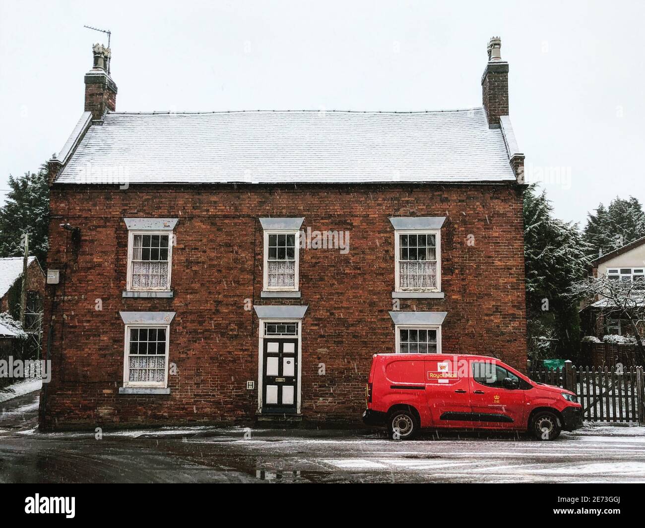 Royal Mail Van parkte vor dem Farm House Stockfoto