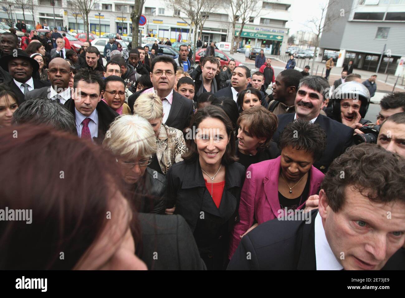 Segolene Royal, die Präsidentschaftskandidatin der französischen sozialistischen Partei, ist von Wohltätern umgeben, als sie zu einer Debatte im Rahmen des internationalen Frauentages am 8. März 2007 in Vaulx-en-Velin, Zentralfrankreich, eintrifft. Foto von Axelle de Russe/ABACAPRESS.COM Stockfoto