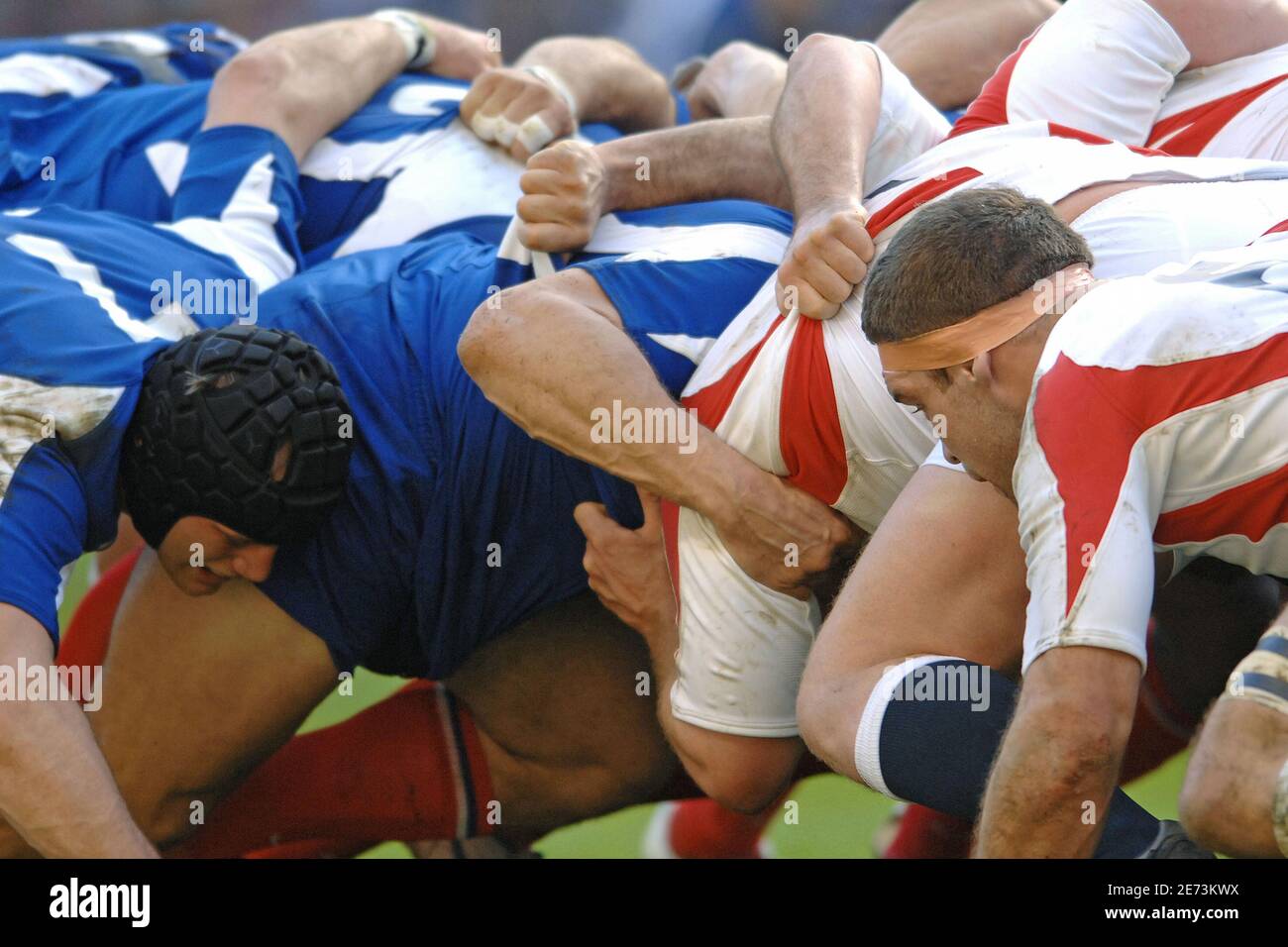 Scrum während der Rugby Union, RBS 6 Nations Meisterschaft 2007 England gegen Frankreich in Twickenham in London, Großbritannien, am 11. März 2007. England gewann 28-16. Foto Nicolas Gouhier/Cameleon/ABACAPRESS.COM Stockfoto