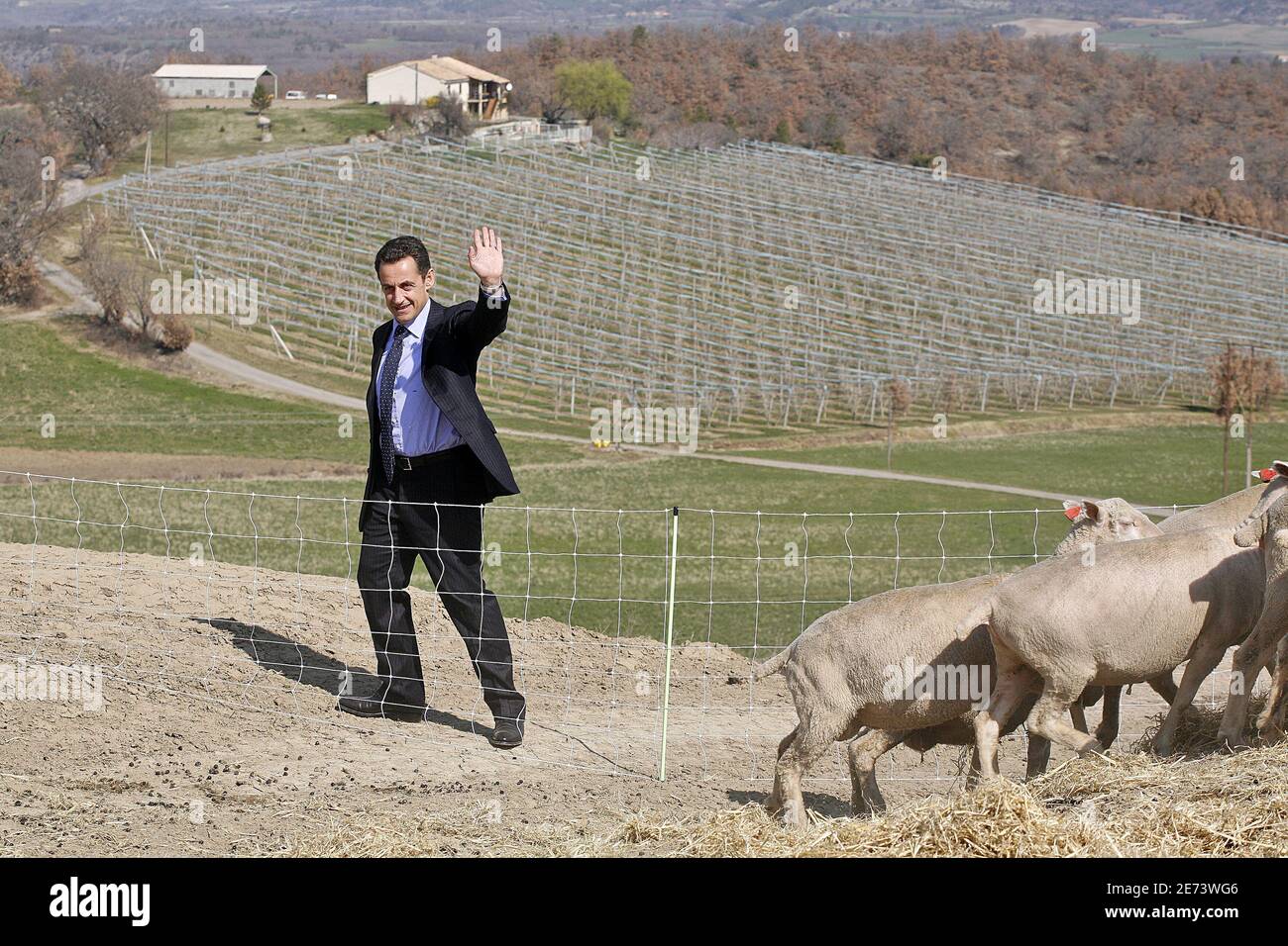 UMP-Präsidentschaftskandidat Nicolas Sarkozy besucht am 16. März 2007 eine Schaffarm in Upaix, Südalpen, Frankreich. Foto von Pascal Parrot/ABACAPRESS.COM Stockfoto