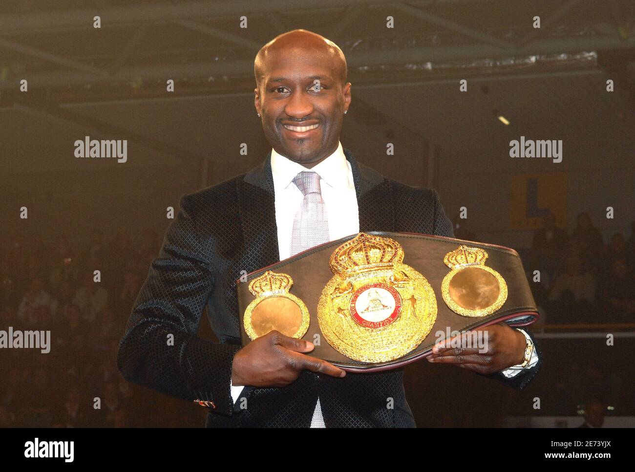 Frankreichs Souleymane M'Baye posiert mit der Box WBA Leichtgewichtsweltmeisterschaft der Welttrophäe, in Levallois-Perret, Frankreich, am 17. März 2007. Foto von Christophe Guibbaud/Cameleon/ABACAPRESS.COM Stockfoto