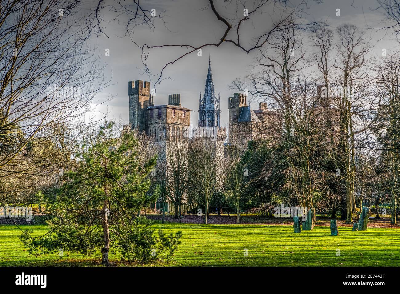 Spektakuläres Cardiff Castle, das während der Weihnachtszeit vom Bute Park aus gesehen wird. Stockfoto