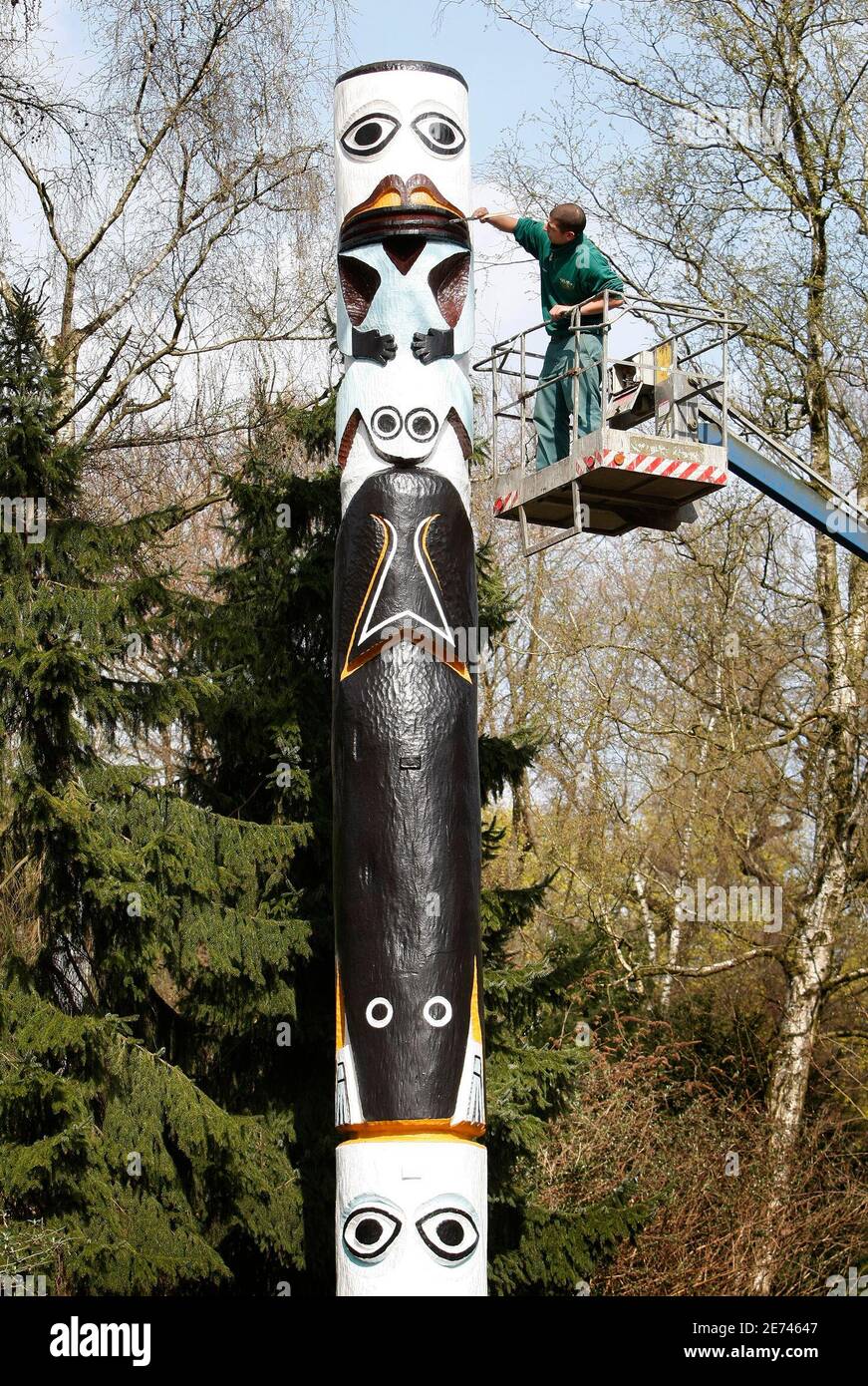 Ein Arbeiter malt einen Totempfahl im Tierpark Hagenbeck in Hamburg am 8. April 2009. Der Totempol war ein Geschenk aus der US-Stadt Seattle einigen Jahren und ursprünglich am Ende des 19.