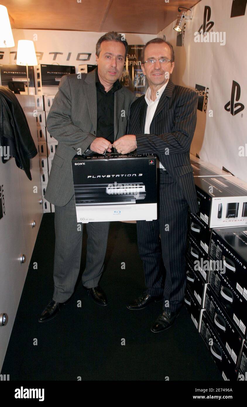 FNAC General Manager Thierry Guibert und Sony PlayStation France Chairman Georges Fornay nehmen am 22. März 2007 an der Launch Party der neuen PlayStation 3 von Sony Teil, die von „La FNAC“ in der Nähe des „Effel Tower“ in Paris veranstaltet wird. Sony hat um Mitternacht seine neue Spielkonsole eingeführt, mit der Filme auf DVD „Blue Ray“, Musik und Spiele in ganz Europa abgespielt werden können. Foto von Benoit Pinguet/ABACAPRESS.COM Stockfoto