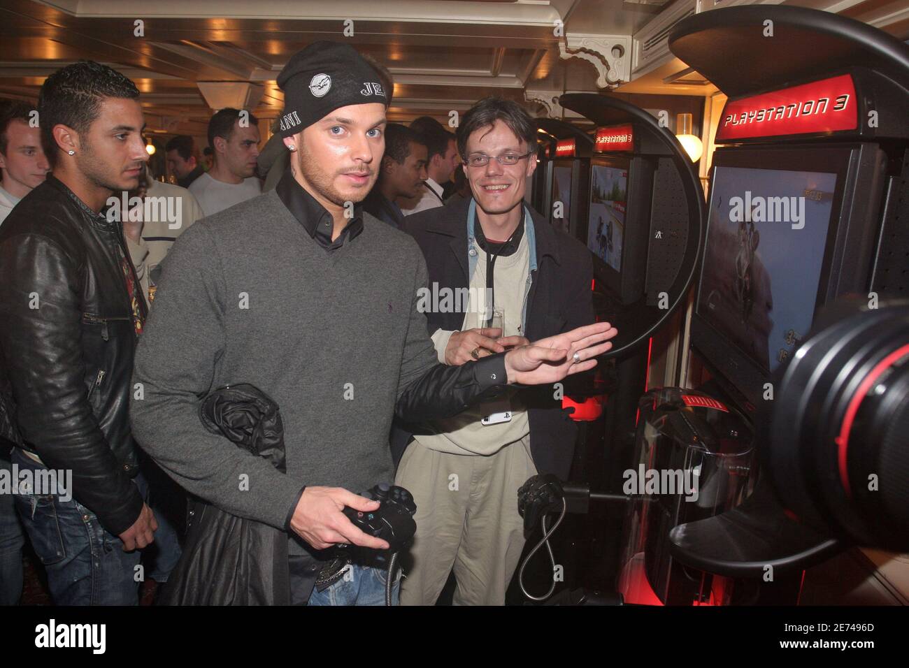 Der französische Sänger Matt Pokora nimmt am 22. März 2007 an der Launch Party von Sonys neuem PlayStation 3 Teil, die von „La FNAC“ in der Nähe des „Effel Tower“ in Paris veranstaltet wird. Sony hat um Mitternacht seine neue Spielkonsole eingeführt, mit der Filme auf DVD „Blue Ray“, Musik und Spiele in ganz Europa abgespielt werden können. Foto von Benoit Pinguet/ABACAPRESS.COM Stockfoto