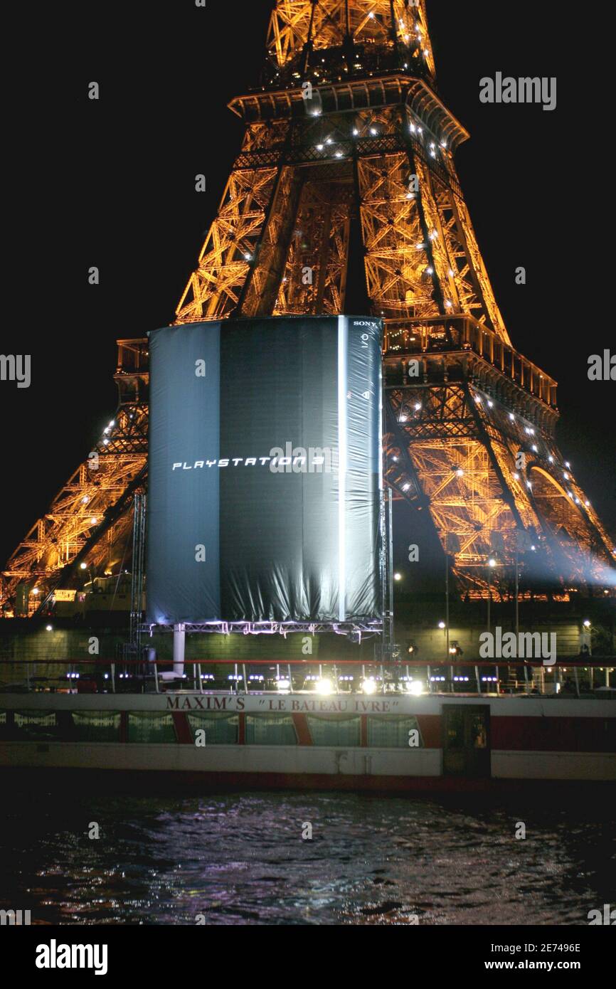 Am 22. März 2007 findet die neue PlayStation 3 von Sony statt, die von „La FNAC“ in der Nähe des „Effel Tower“ in Paris veranstaltet wird. Sony hat um Mitternacht seine neue Spielkonsole eingeführt, mit der Filme auf DVD „Blue Ray“, Musik und Spiele in ganz Europa abgespielt werden können. Foto von Benoit Pinguet/ABACAPRESS.COM Stockfoto