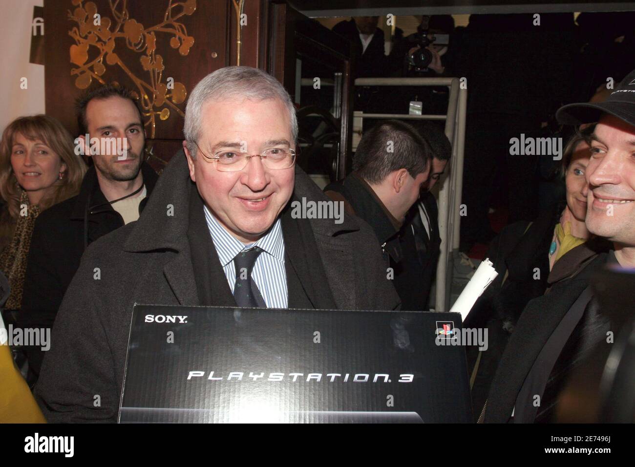 Jean-Paul Huchon, Präsident der Region Ile de France, nimmt am 22. März 2007 an der Launch Party von Sony's neuem PlayStation 3 Teil, die von „La FNAC“ in der Nähe des „Effel Tower“ in Paris veranstaltet wird. Sony hat um Mitternacht seine neue Spielkonsole eingeführt, mit der Filme auf DVD „Blue Ray“, Musik und Spiele in ganz Europa abgespielt werden können. Foto von Benoit Pinguet/ABACAPRESS.COM Stockfoto