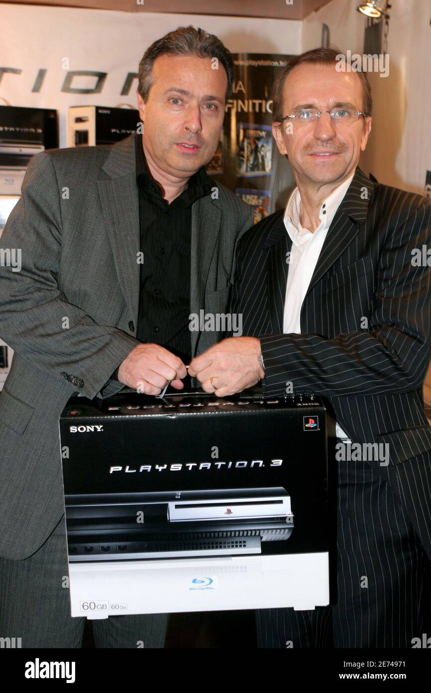 FNAC General Manager Thierry Guibert und Sony PlayStation France Chairman Georges Fornay nehmen am 22. März 2007 an der Launch Party der neuen PlayStation 3 von Sony Teil, die von „La FNAC“ in der Nähe des „Effel Tower“ in Paris veranstaltet wird. Sony hat um Mitternacht seine neue Spielkonsole eingeführt, mit der Filme auf DVD „Blue Ray“, Musik und Spiele in ganz Europa abgespielt werden können. Foto von Benoit Pinguet/ABACAPRESS.COM Stockfoto