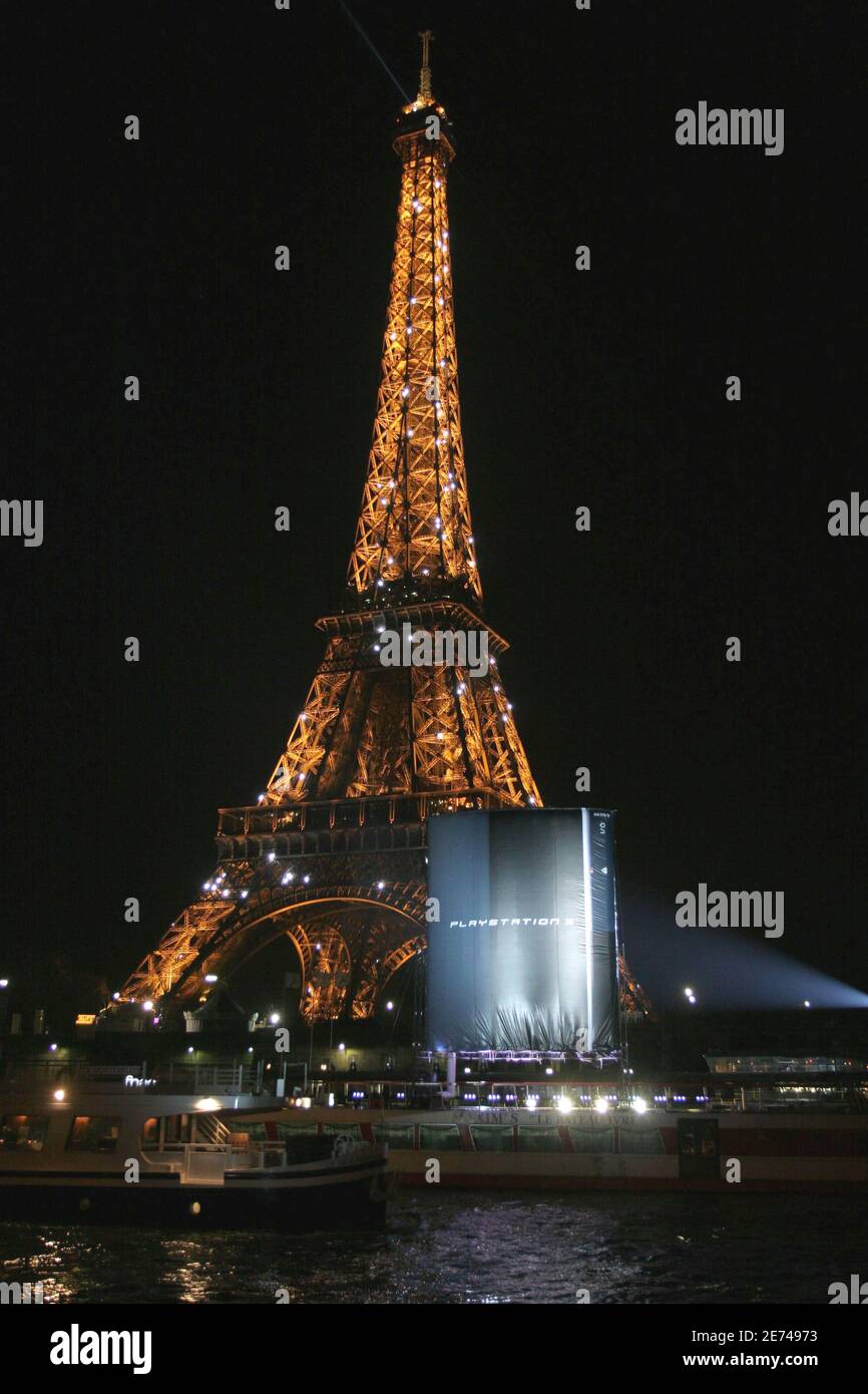 Am 22. März 2007 findet die neue PlayStation 3 von Sony statt, die von „La FNAC“ in der Nähe des „Effel Tower“ in Paris veranstaltet wird. Sony hat um Mitternacht seine neue Spielkonsole eingeführt, mit der Filme auf DVD „Blue Ray“, Musik und Spiele in ganz Europa abgespielt werden können. Foto von Benoit Pinguet/ABACAPRESS.COM Stockfoto