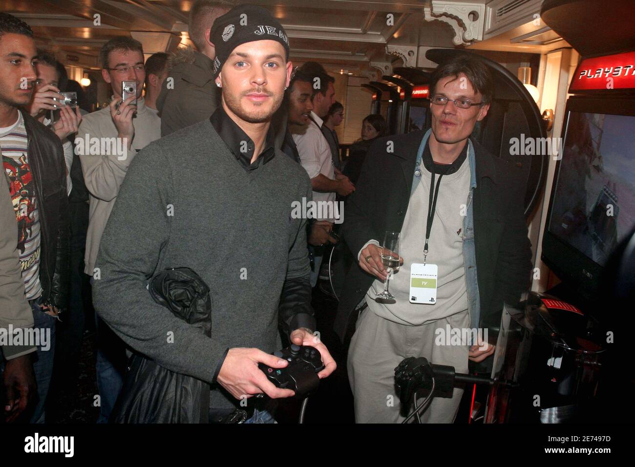 Der französische Sänger Matt Pokora nimmt am 22. März 2007 an der Launch Party von Sonys neuem PlayStation 3 Teil, die von „La FNAC“ in der Nähe des „Effel Tower“ in Paris veranstaltet wird. Sony hat um Mitternacht seine neue Spielkonsole eingeführt, mit der Filme auf DVD „Blue Ray“, Musik und Spiele in ganz Europa abgespielt werden können. Foto von Benoit Pinguet/ABACAPRESS.COM Stockfoto