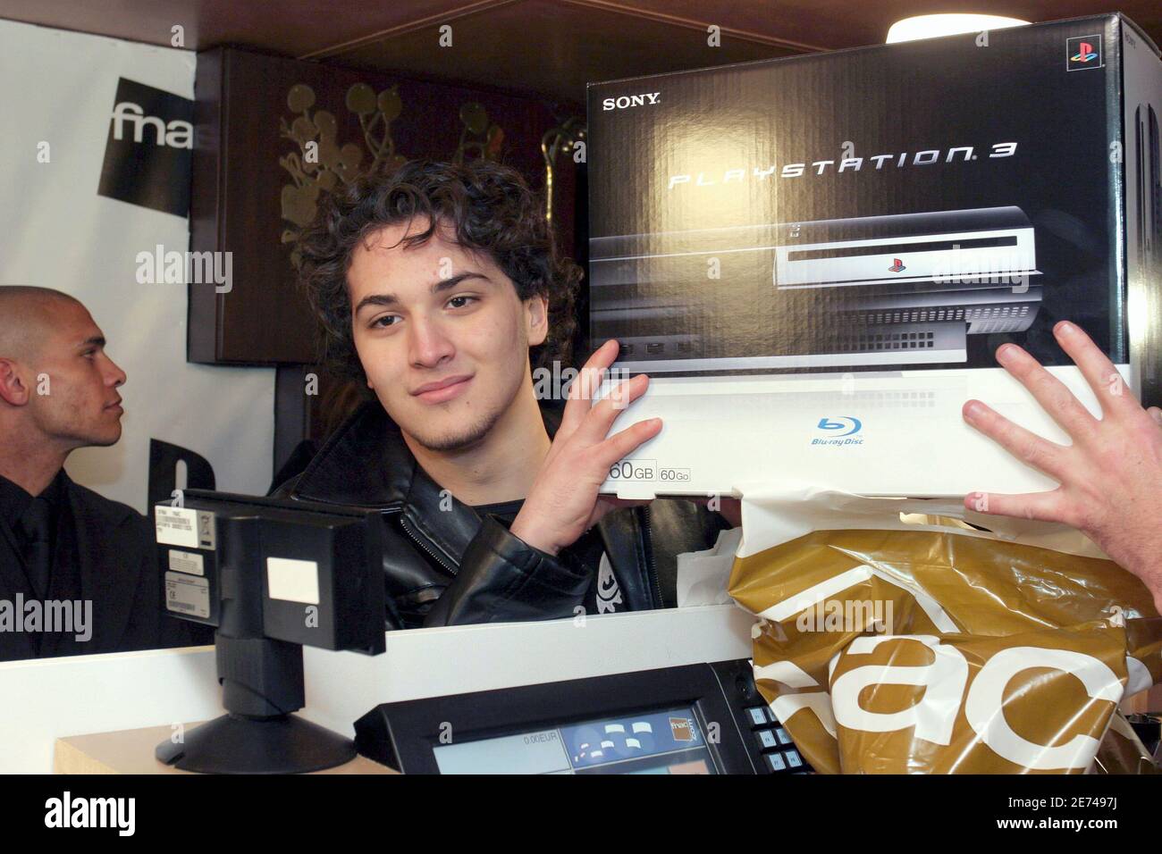 Erster PS3-Käufer während der Launch-Party von Sony's neuem PlayStation 3,  veranstaltet von „La FNAC“ in der Nähe des „Effel Tower“ in Paris,  Frankreich, am 22. März 2007. Sony hat um Mitternacht seine