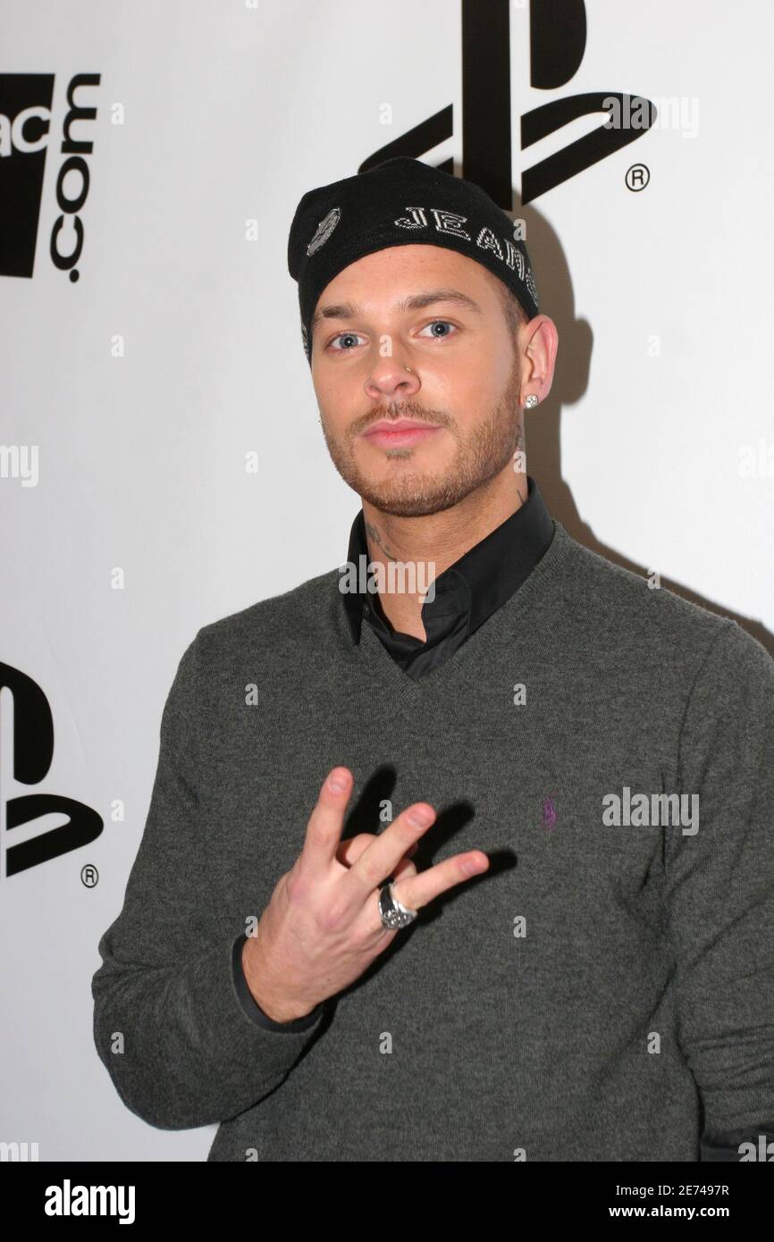 Der französische Sänger Matt Pokora nimmt am 22. März 2007 an der Launch Party von Sonys neuem PlayStation 3 Teil, die von „La FNAC“ in der Nähe des „Effel Tower“ in Paris veranstaltet wird. Sony hat um Mitternacht seine neue Spielkonsole eingeführt, mit der Filme auf DVD „Blue Ray“, Musik und Spiele in ganz Europa abgespielt werden können. Foto von Benoit Pinguet/ABACAPRESS.COM Stockfoto