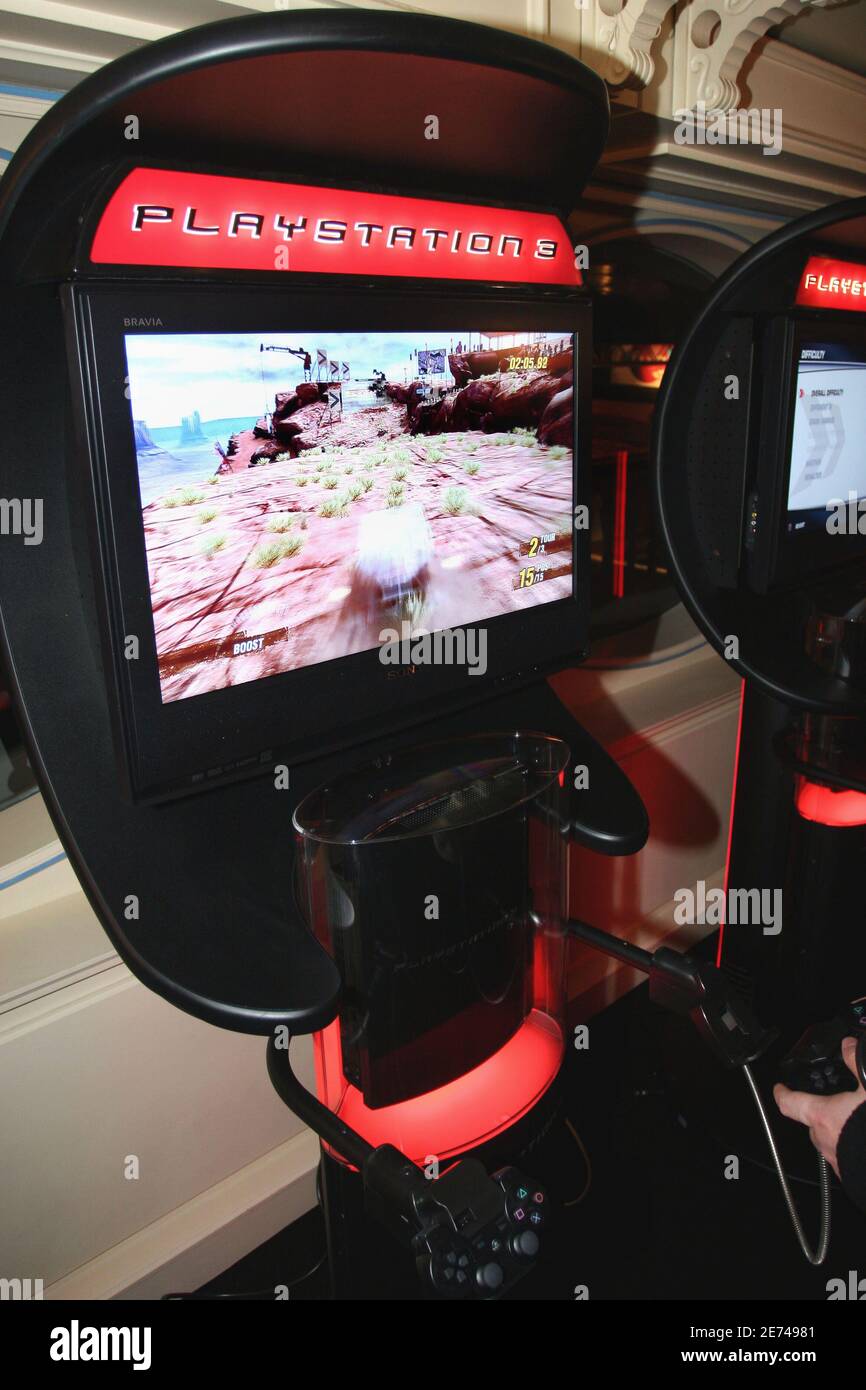Am 22. März 2007 findet die neue PlayStation 3 von Sony statt, die von „La FNAC“ in der Nähe des „Effel Tower“ in Paris veranstaltet wird. Sony hat um Mitternacht seine neue Spielkonsole eingeführt, mit der Filme auf DVD „Blue Ray“, Musik und Spiele in ganz Europa abgespielt werden können. Foto von Benoit Pinguet/ABACAPRESS.COM Stockfoto