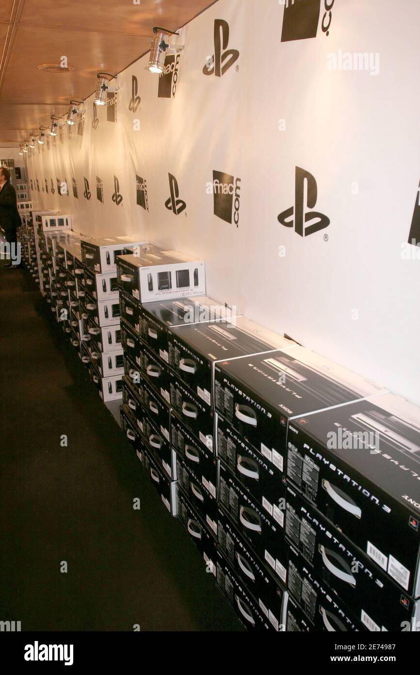 Am 22. März 2007 findet die neue PlayStation 3 von Sony statt, die von „La FNAC“ in der Nähe des „Effel Tower“ in Paris veranstaltet wird. Sony hat um Mitternacht seine neue Spielkonsole eingeführt, mit der Filme auf DVD „Blue Ray“, Musik und Spiele in ganz Europa abgespielt werden können. Foto von Benoit Pinguet/ABACAPRESS.COM Stockfoto