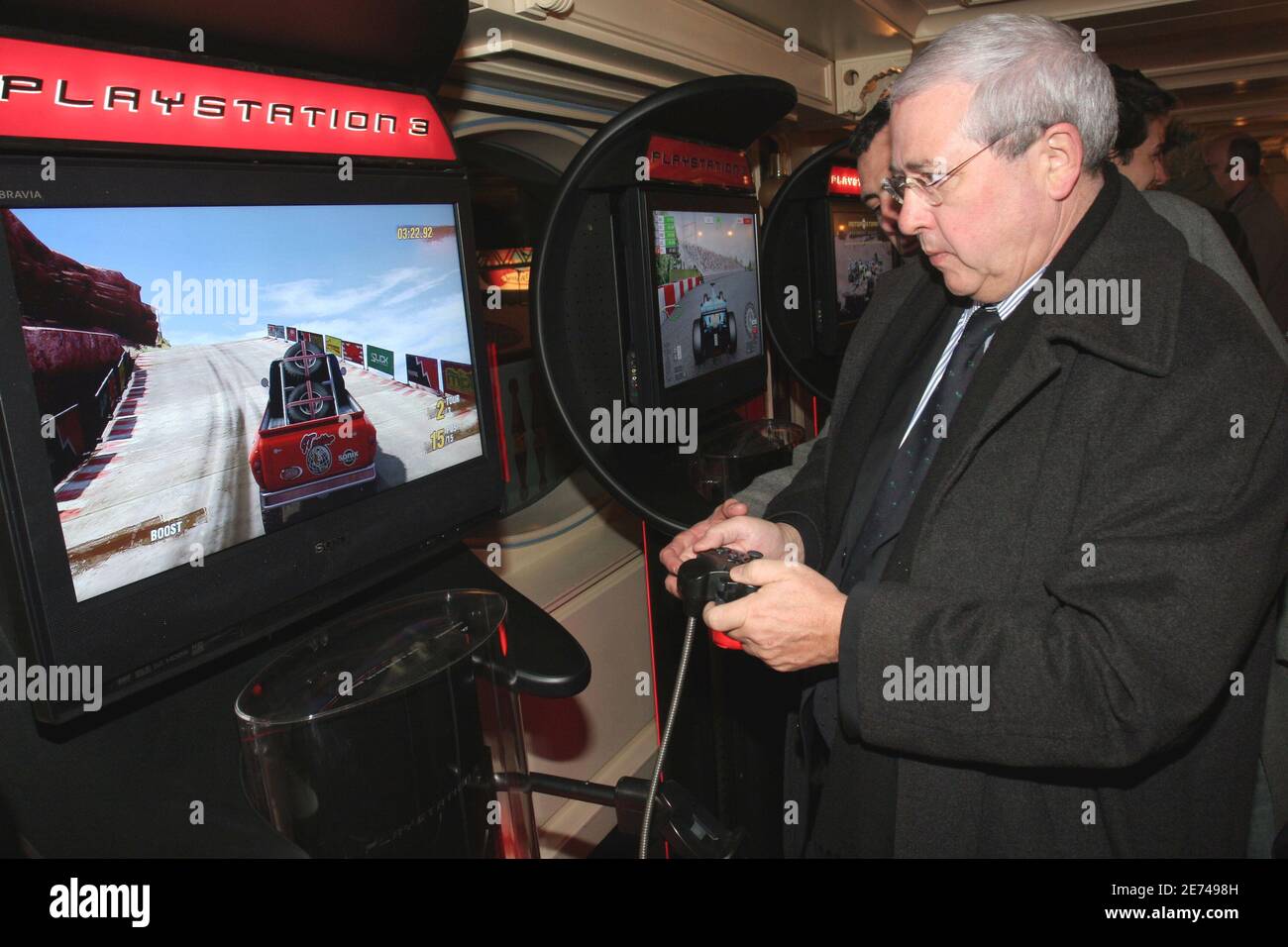 Jean-Paul Huchon, Präsident der Region Ile de France, nimmt am 22. März 2007 an der Launch Party von Sony's neuem PlayStation 3 Teil, die von „La FNAC“ in der Nähe des „Effel Tower“ in Paris veranstaltet wird. Sony hat um Mitternacht seine neue Spielkonsole eingeführt, mit der Filme auf DVD „Blue Ray“, Musik und Spiele in ganz Europa abgespielt werden können. Foto von Benoit Pinguet/ABACAPRESS.COM Stockfoto