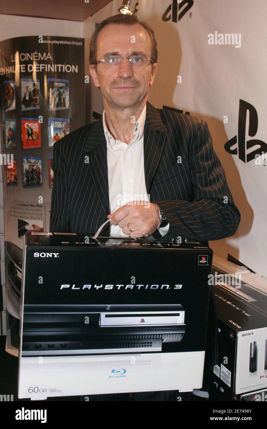 Georges Fornay, Chairman von Sony PlayStation France, nimmt am 22. März 2007 an der Launch Party von Sonys neuem PlayStation 3 Teil, die von „La FNAC“ in der Nähe des „Effel Tower“ in Paris veranstaltet wird. Sony hat um Mitternacht seine neue Spielkonsole eingeführt, mit der Filme auf DVD „Blue Ray“, Musik und Spiele in ganz Europa abgespielt werden können. Foto von Benoit Pinguet/ABACAPRESS.COM Stockfoto