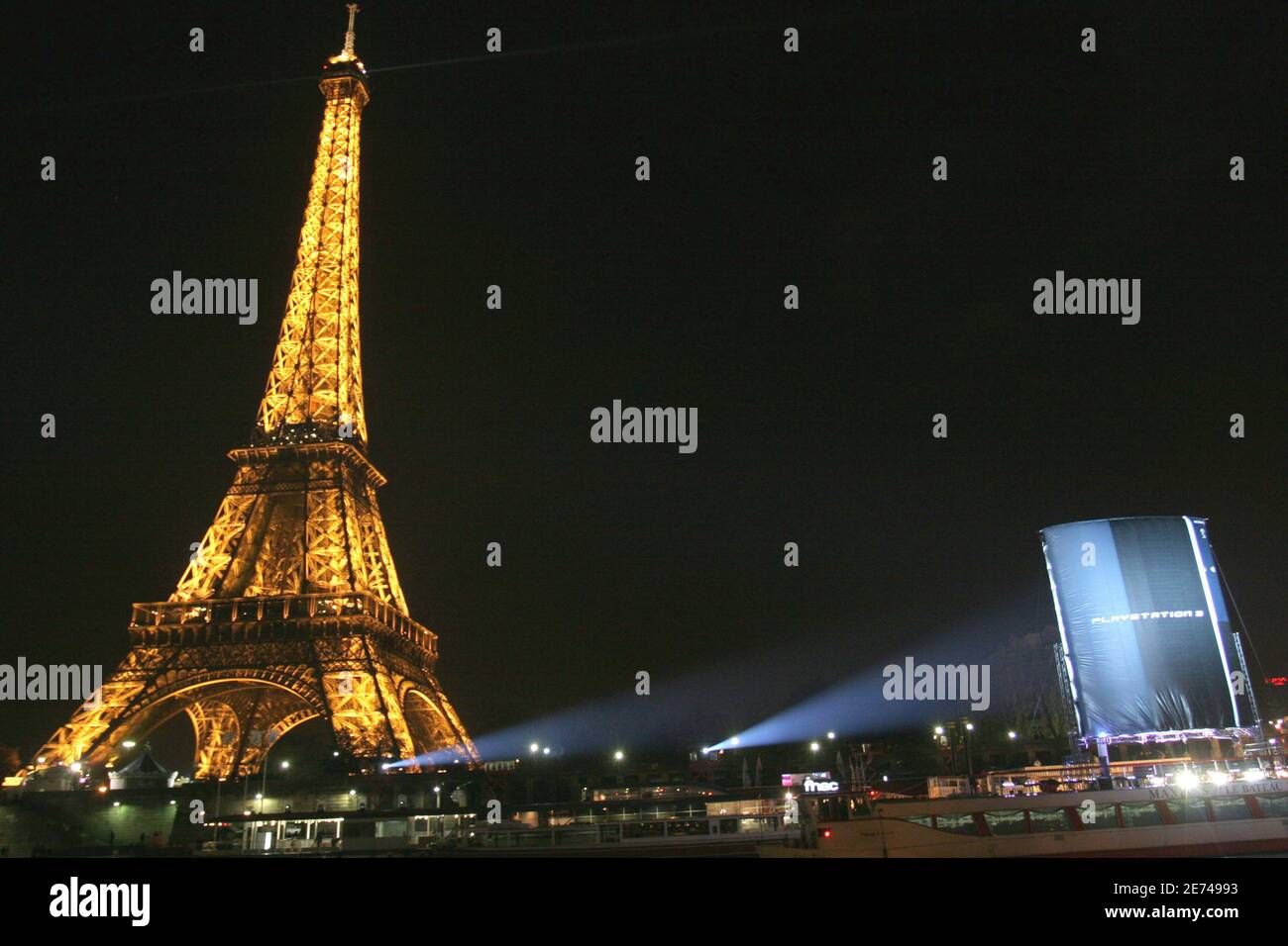 Am 22. März 2007 findet die neue PlayStation 3 von Sony statt, die von „La FNAC“ in der Nähe des „Effel Tower“ in Paris veranstaltet wird. Sony hat um Mitternacht seine neue Spielkonsole eingeführt, mit der Filme auf DVD „Blue Ray“, Musik und Spiele in ganz Europa abgespielt werden können. Foto von Benoit Pinguet/ABACAPRESS.COM Stockfoto