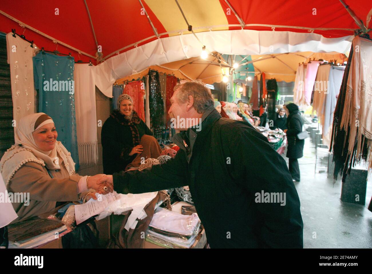 Der französische Bauernführer und Kandidat für die Präsidentschaftswahl Jose Bove besuchte am 24. März 2007 den Bezirk Val Fourre und den Markt von Mantes La Jolie. Foto von Corentin Fohlen/ABACAPRESS.COM Stockfoto