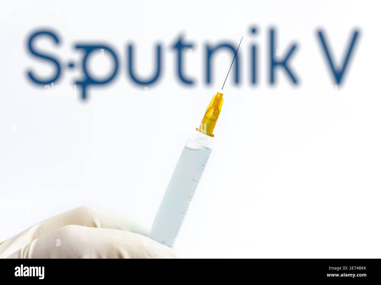 Wien Österreich 29. Januar 2021, Spritze gegen verschwommenes Sputnik V Logo, Sputnik ist der russische Covid19 Impfstoff, der vom Gamaleya Institut entwickelt wurde Stockfoto