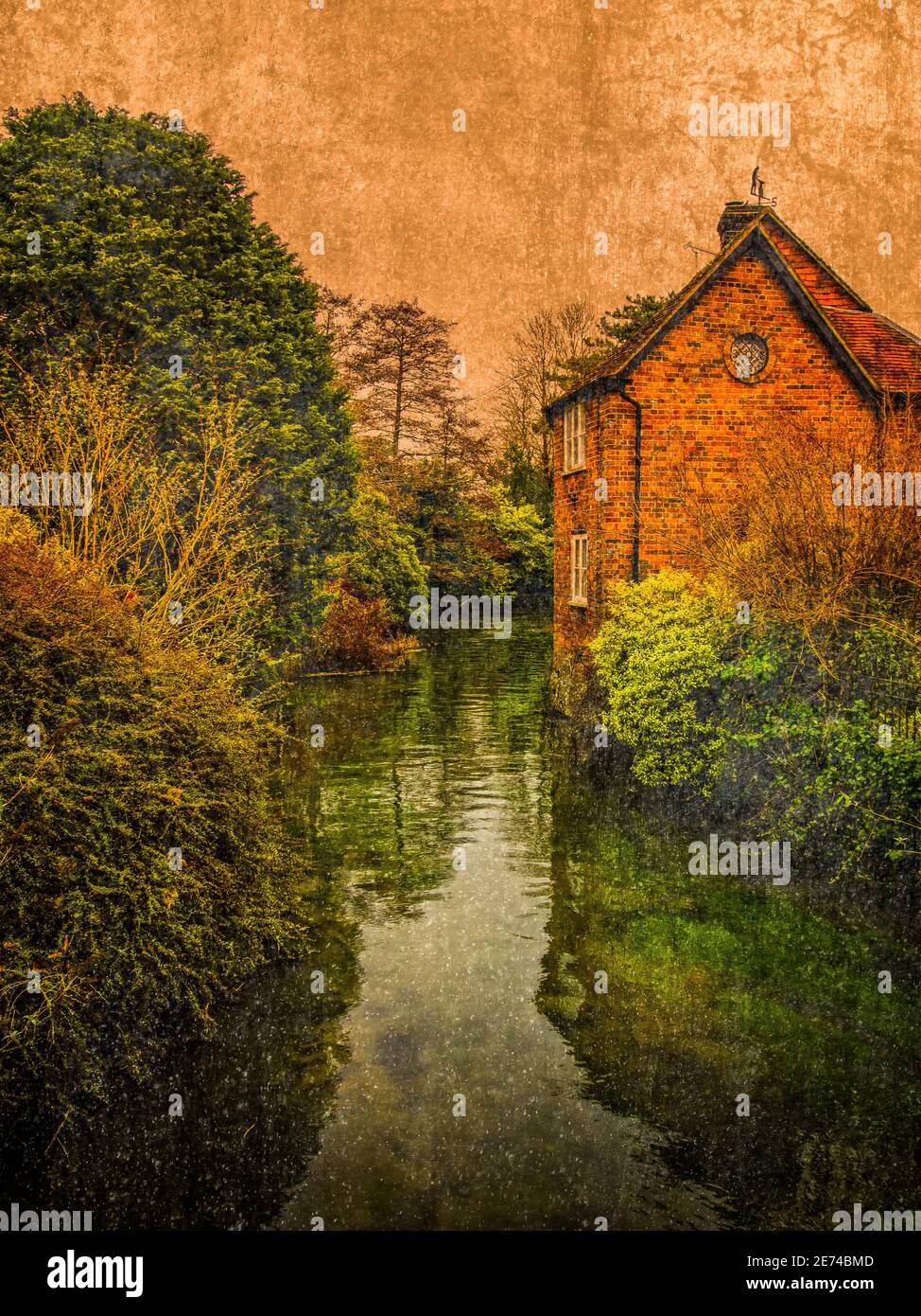 Ein gealtertes Bild des Flusses Dun, der durch das Zentrum der Berkshire-Stadt Hungerford fließt. Stockfoto