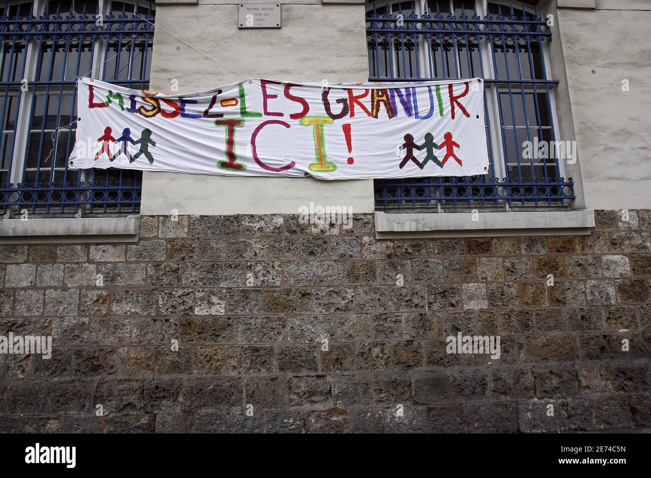 Solidarität vor einer Schule im 19. Bezirk von Paris, Frankreich am 24. März 2007. Eltern von Stipendiaten und Mitglieder des Vereins "Reseaux Ecoles Sans Frontiere" kamen, um die Schuldirektorin zu unterstützen, die gestern von der französischen Polizei verhaftet wurde, nachdem sie versucht hatte, nicht dokumentierte Kinder vor ihrer Abschiebung zu schützen. Foto von Bernard Bisson/ABACAPRESS.COM Stockfoto