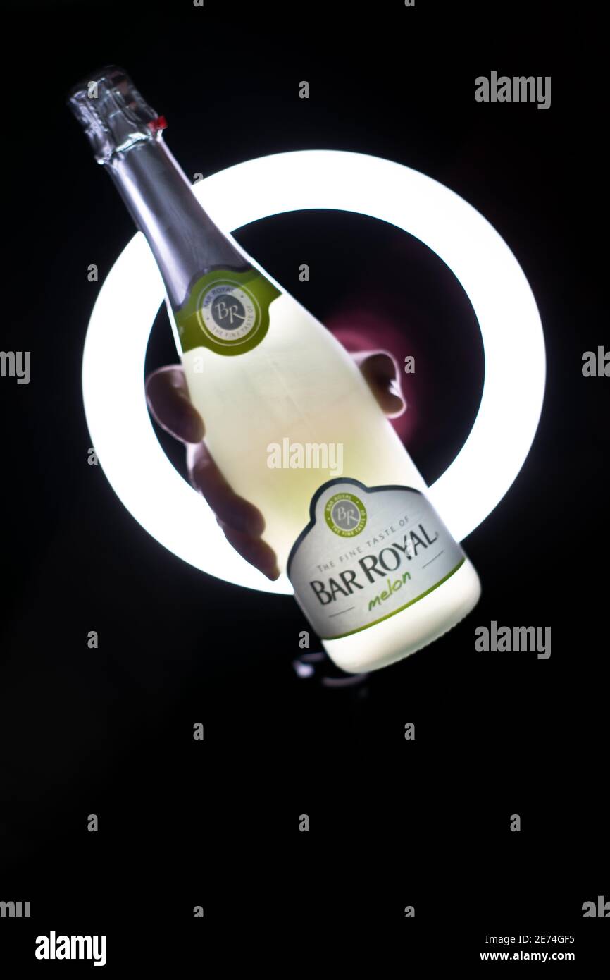 Enthüllung einer Flasche Melone Bar Royal Drink mit Ring Leichte oder kreisförmige Beleuchtung Stockfoto