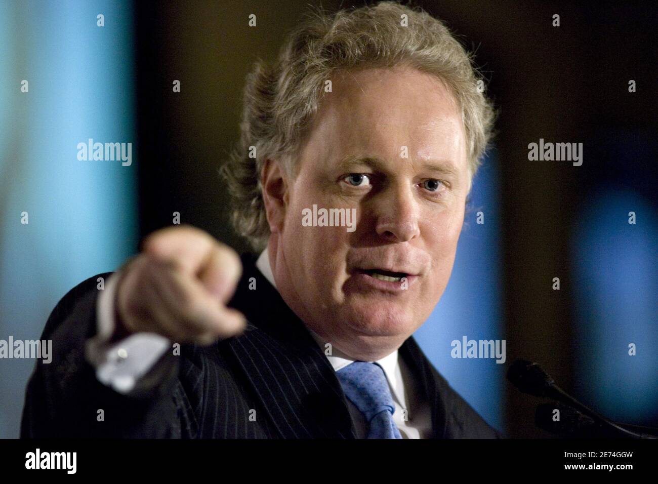 Der Premierminister von Quebec und Vorsitzender der Liberalen Partei, Jean Charest, spricht am 20. März 2007 vor Mitgliedern der Handelskammer von Montreal in Montreal, Kanada. Die Wähler von Quebec werden am 26. März entweder über eine föderalistische Regierung oder über Separatisten entscheiden, die versuchen, Kanada aufzubrechen. Foto von Normand Blouin/ABACAPRESS.COM Stockfoto