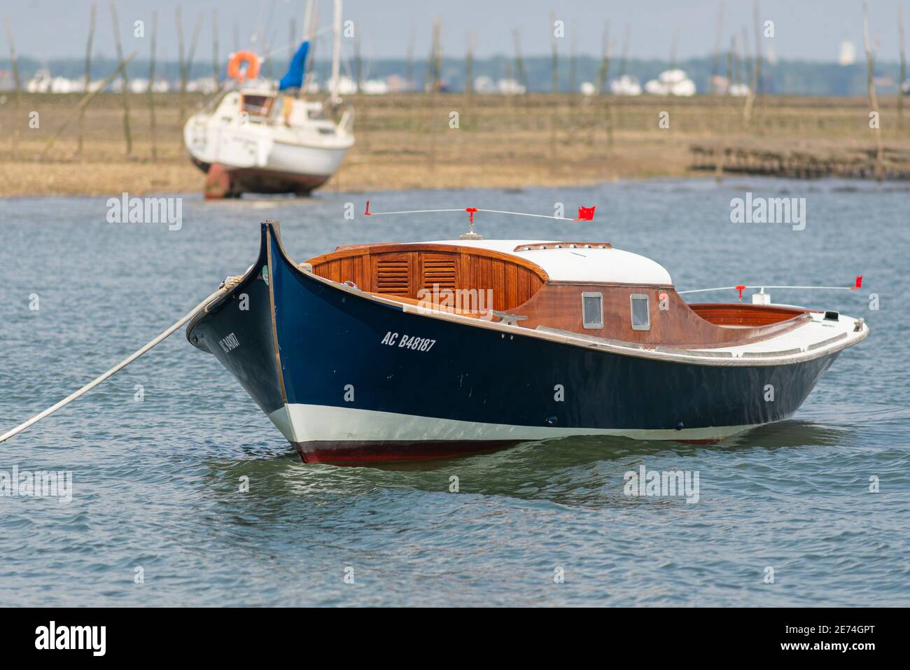 Traditionelle Pinasse Boot ist in der Bucht von Arcachon, Gironde, Frankreich, Europa vertäut. Es ist ein typisches Holzboot, das in dieser Gegend sehr verbreitet ist Stockfoto