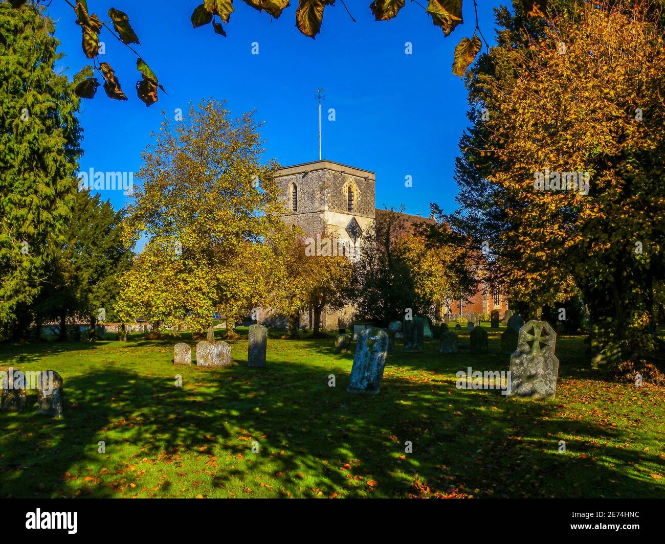 Ein Blick auf St. Mary's Kirche in Kintbury, Berkshire an einem herrlichen sonnigen Herbsttag. Stockfoto